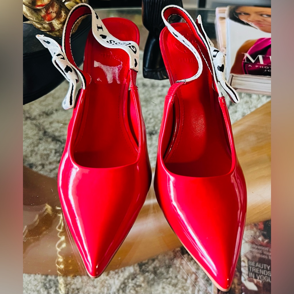 I Love Guess Pumps